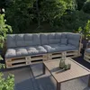 An outdoor seating area with a pallet sofa and coffee table. Voir les images du produit