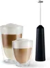 A black milk frother stands next to two glasses of layered coffee drinks. Podgląd zdjęcia produktu