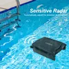 A black pool cleaning robot floats in a blue swimming pool, with white lines indicating radar waves emanating from it. Produktbild-Vorschau
