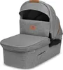 A grey baby stroller bassinet with brown leather accents, shown from a slightly elevated front-side angle on a white background. Anteprima dell’immagine prodotto