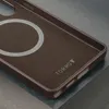 Close-up view of the interior of a dark brown leather phone case, showing a circular magnetic charging area and the brand logo. Anteprima dell’immagine prodotto