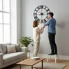 Reloj de pared Relaxdays, con números romanos, diámetro 60 Vista previa de la imagen del producto 5