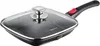 A square grill pan with a glass lid and a black handle with a red accent. Anteprima dell’immagine prodotto