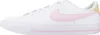 A side view of a white Nike Court Legacy sneaker with pink and tan accents. Voir les images du produit