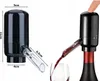 A collage showing a black electric wine dispenser with dimensions and a demonstration of it pouring wine into a glass. Anteprima dell’immagine prodotto