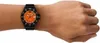 A person's wrist wearing a watch. Voir les images du produit