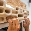 Detailaufnahme von Händen; die das 'VerticalBoard One' von YY Vertical im Training verwenden; mit verschiedenen Griffen. Produktbild-Vorschau