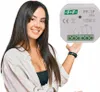 A woman is presenting a small electronic device. Náhľad obrázku produktu