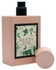 Gucci Bloom Parfumflakon in Rosa mit floralem Etikett, schwarzem Sprühkopf und abgenommenem Deckel mit geprägtem GUCCI-Schriftzug. Produktbild-Vorschau