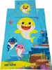 A flat lay of a Baby Shark themed bedding set with a pillowcase and a duvet cover, spread out on a light blue background with underwater graphics. Anteprima dell’immagine prodotto