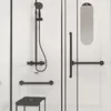 Cabine de douche noire sécurisée et accessible à tous Voir les images du produit 3