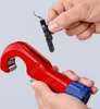 Hands holding a red pipe cutter and a black attachment. Produktbild-Vorschau