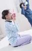 Two children in pajamas are playing in a room. One child is holding a pink walkie-talkie and looking at it. The other child is wearing a VR headset. Produktbild-Vorschau
