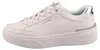 Auf dem Bild ist ein weißer Freizeitschuh zu sehen der Schuh steht auf einer weißen Oberfläche. Der Schuh wird von der linken Seite gezeigt und das Design wirkt schlicht und modern. Produktbild-Vorschau