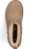 A top-down view of a single brown boot with a fluffy lining. Voir les images du produit