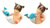 Two circular images showing a child playing with bath toys in a bathtub. Anteprima dell’immagine prodotto