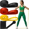 A woman is demonstrating the use of resistance bands, with the bands themselves displayed in the foreground. Produktbild-Vorschau