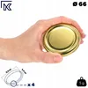 A hand holding a gold metal lid for a jar. Voir les images du produit