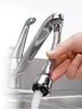 A hand is shown adjusting a flexible faucet extender over a sink. Produktbild-Vorschau