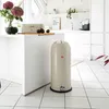 A modern kitchen scene with a beige trash can and bread box on a white countertop. Anteprima dell’immagine prodotto