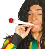 Mann im Reggae Kostüm verkleidet und zieht symbolisch an einem 23 cm langen Fake-Joint aus Papier von Vorne Produktbild-Vorschau