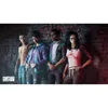 Four young people lean against a graffiti-covered brick wall, posing for a promotional image. Produktbild-Vorschau
