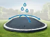 A trampoline cover on a grassy lawn with illustrated water drops and arrows indicating water runoff. Produktbild-Vorschau