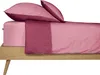A pink and maroon bedding set on a wooden bed frame. Produktbild-Vorschau