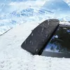 Schwarze gesteppte Auto-Windschutzscheiben-Abdeckung auf einem schneebedeckten Auto, mit verschneiten Bergen im Hintergrund Anteprima dell’immagine prodotto