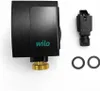 A black Wilo circulation pump with a brass fitting and a separate black connector and two black O-rings, all on a white background. Produktbild-Vorschau