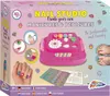 The image shows the packaging of a "Nail Studio" toy set for creating manicures and pedicures. It features illustrations of the product, its components, and examples of its use. Anteprima dell’immagine prodotto