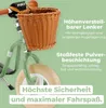 Close-up of a green balance bike with a wicker basket and text overlays highlighting features. Produktbild-Vorschau