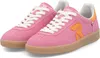 A pair of pink low-top sneakers with orange accents and white laces, shown from a slightly elevated side angle against a white background. Voir les images du produit