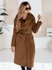 A woman wearing a brown winter coat. Náhled obrázku produktu