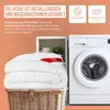 A folded white blanket is in a wicker basket next to a washing machine, with text overlays describing the product's features. Produktbild-Vorschau