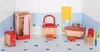 goki 51959 Puppenmöbel Badezimmer, rot/natur (1 Set) Produktbild-Vorschau 2