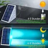 Weiße Solar-Wandleuchte mit blauem Solarmodul und mehreren LEDs, gezeigt beim Laden im Sonnenlicht und beim Beleuchten in der Nacht Náhľad obrázku produktu