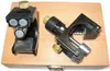Two black metal adjustment gauges with brass knobs are placed on a wooden box. Produktbild-Vorschau