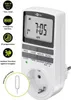 A white digital timer plug with a digital display and buttons, shown from a slightly angled front view. Various feature icons and text are displayed to the left of the timer. Anteprima dell’immagine prodotto