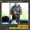 A security guard is talking to children, demonstrating a walkie-talkie. Produktbild-Vorschau