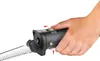 Eine Hand hält das kabellose Elektromesser Unold Elektromesser und drückt den Sicherheitsknopf oben. Produktbild-Vorschau