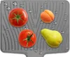 A gray silicone drying mat with water droplets, holding tomatoes, an apricot, and a pear. Produktbild-Vorschau