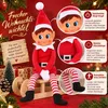 Weihnachtswichtel-Mädchen mit Detailansichten zu Vinyl-Kopf, weichem Plüschkörper sowie beweglichen Armen und Beinen. Hinweis: KI generiertes Bild Voir les images du produit