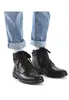 A person wearing blue jeans and black boots. Voir les images du produit