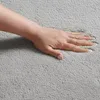 Alfombra gris, suave, de diseño moderno con forma de onda. Vista previa de la imagen del producto 2