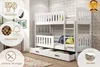 A white bunk bed with a pull-out drawer is shown in a room with patterned wallpaper and a rug. Produktbild-Vorschau