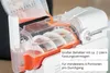 Eine Nahaufnahme der Unold Slush-Eismaschine Susi zeigt das Einfüllen einer Orangenmischung. Deutsch Produktbild-Vorschau