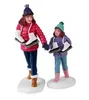 Mutter und ihre Tochter die sich auf einen Eislaufausflug vorbereiten. Podgląd zdjęcia produktu