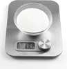 A digital kitchen scale with a bowl of white granular substance on top. Anteprima dell’immagine prodotto