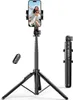 A selfie stick with a tripod and remote control, with a smartphone attached showing a picture of two people. Voir les images du produit